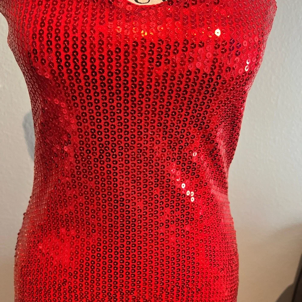 Elegant Red Sequin Strapless Dress - Picture 3 of 6